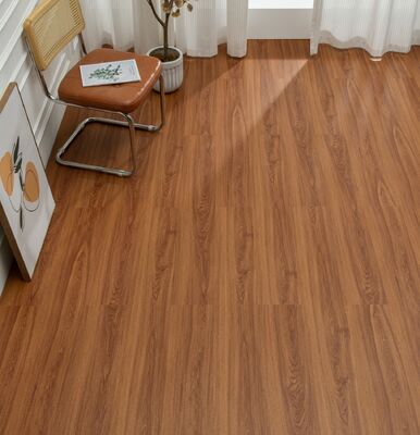 کفپوش SPC قهوه‌ای مقاوم در برابر لکه و ضد آب با ابعاد 1220x180 میلی‌متر، پوشش UV ضخامت 5 میلی‌متر، طرح چوب برای ساختمان و پروژه