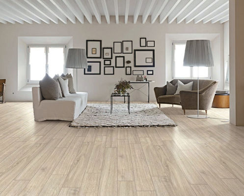 کاشی چوبی پرسلان خاکستری 150x900 میلی‌متری برای اتاق نشیمن